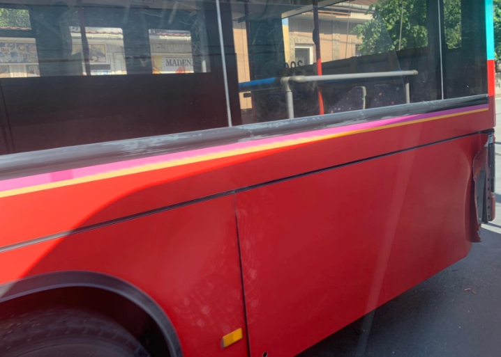 У Чернівцях на вулиці Головній водійка легковика протаранила тролейбус