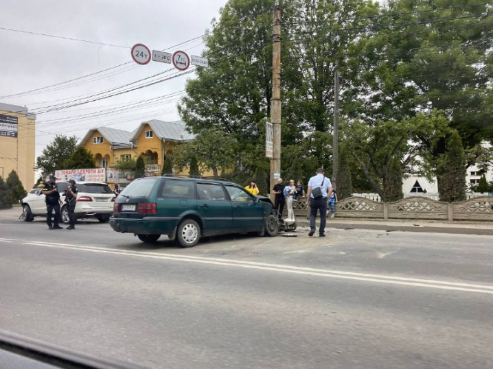 На виїзді з Чернівців поблизу заводу "Кварц" зіткнулися дві автівки: рух ускладнено
