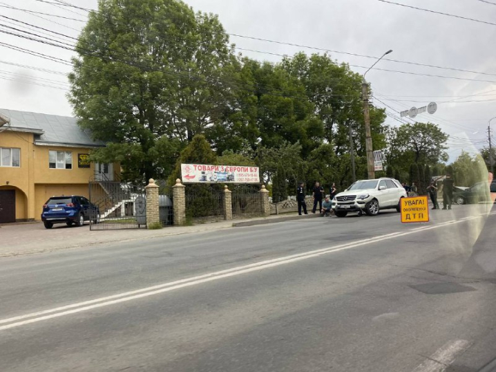 На виїзді з Чернівців поблизу заводу "Кварц" зіткнулися дві автівки: рух ускладнено