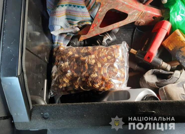 На Буковині затримали іноземця, який намагався вивезти за кордон понад 60 кг бурштину