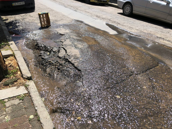 Річка у центрі міста: на вулиці 28 червня прорвало водогін