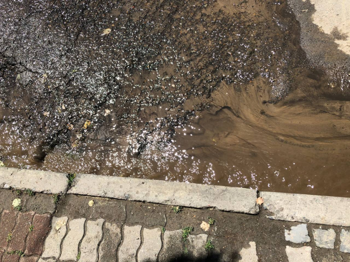 Річка у центрі міста: на вулиці 28 червня прорвало водогін