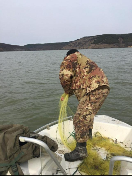 На Дністровському водосховищі природоохоронці вилучили майже пів кілометра сіток На Дністровському водосховищі природоохоронці вилучили майже пів кілометра сіток