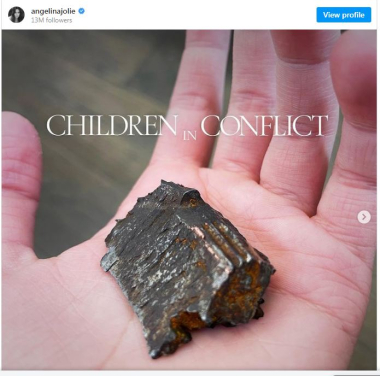 Джолі в Instagram показала уламок від снаряду, який їй дала дівчинка-переселенка у Львові