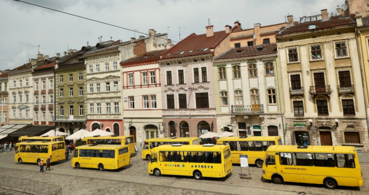 Екскурсія, яка ніколи не відбудеться: у Львові стоять порожні шкільні автобуси в пам'ять про загиблих дітей