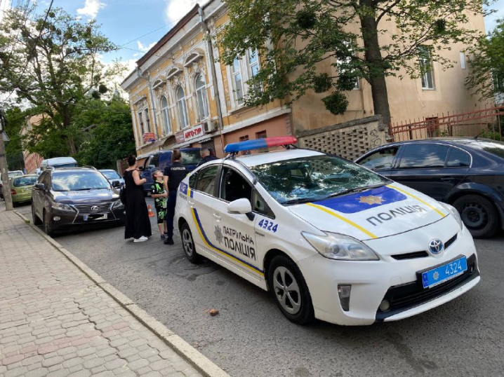 У центрі Чернівців Лексус провалився в яму на проїжджій частині