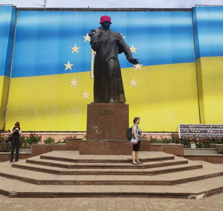 У Чернівцях пам’ятникам Шевченкові та Кобилянській  одягнули рожеві панами