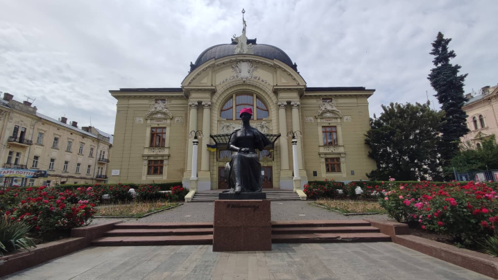 У Чернівцях пам’ятникам Шевченкові та Кобилянській  одягнули рожеві панами