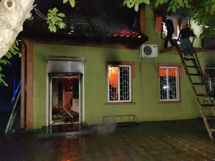 На Буковині чоловік підпалив магазин, бо там власник не спілкувався з ним румунською мовою