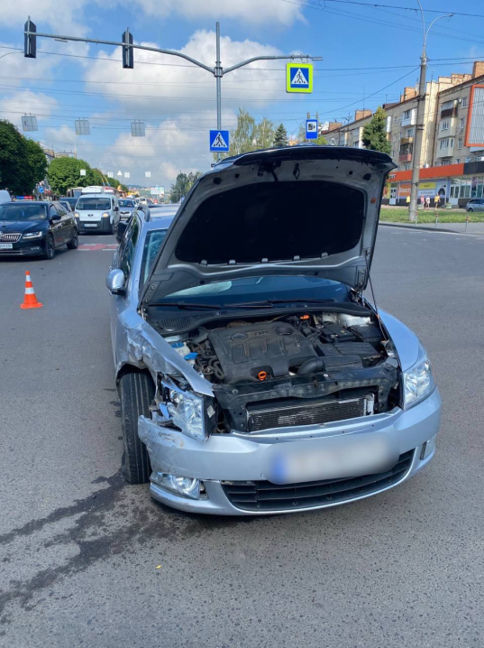На проспекті Незалежності у Чернівцях зіткнулися три автомобілі