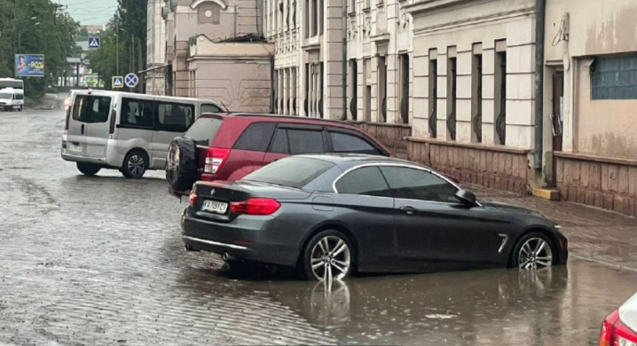 У Чернівцях поблизу дріждзаводу на дорозі затопило автівки
