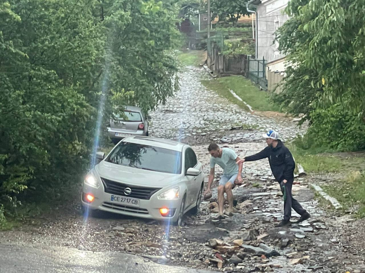 У Чернівцях дощова вода розмила дорогу