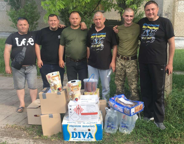 Волонтери з Буковини привезли гостинці землякам на Сході
