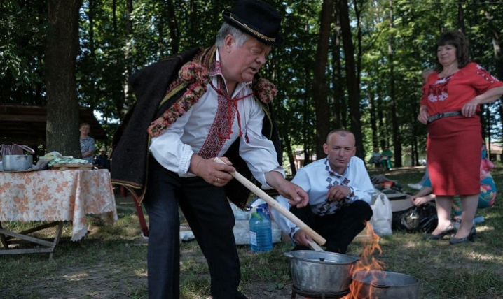 Ковбаски, сало, банош: у Чернівцях пройшла презентація гастропутівника "Смаки Буковини"