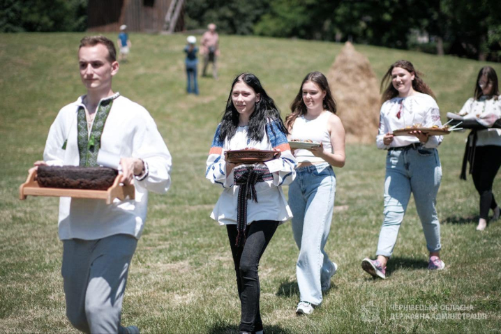Ковбаски, сало, банош: у Чернівцях пройшла презентація гастропутівника "Смаки Буковини"