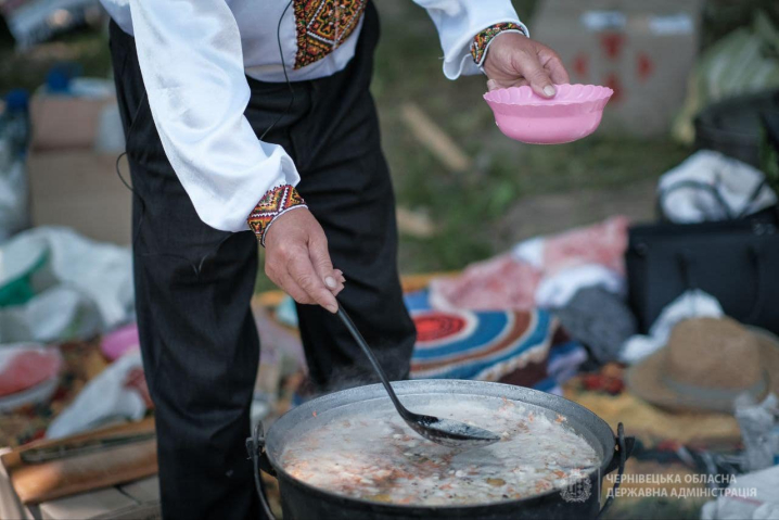 Ковбаски, сало, банош: у Чернівцях пройшла презентація гастропутівника "Смаки Буковини"