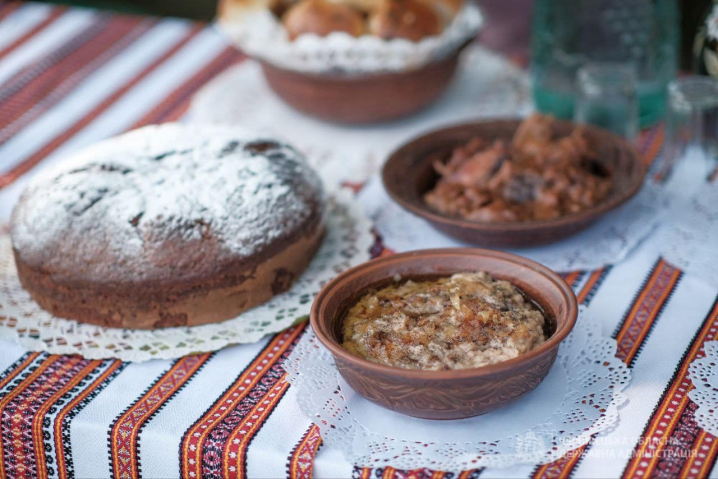 Ковбаски, сало, банош: у Чернівцях пройшла презентація гастропутівника "Смаки Буковини"