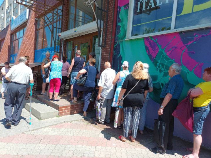 Хочуть повернути кошти: чернівчани потерпають від спеки у черзі під газзбутом