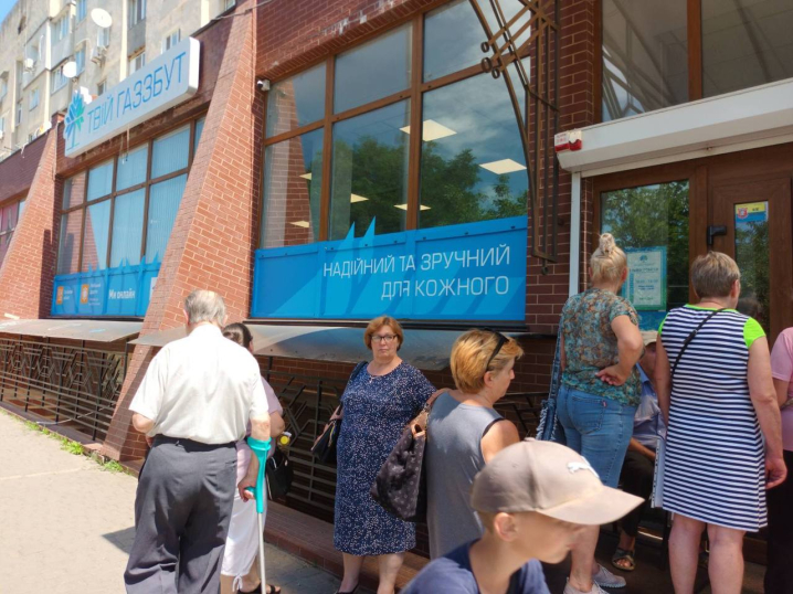 Хочуть повернути кошти: чернівчани потерпають від спеки у черзі під газзбутом