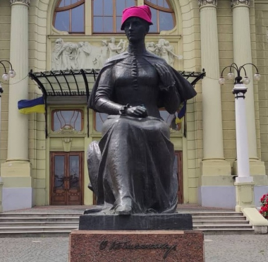 У Чернівцях пам’ятникам Шевченкові та Кобилянській  одягнули рожеві панами