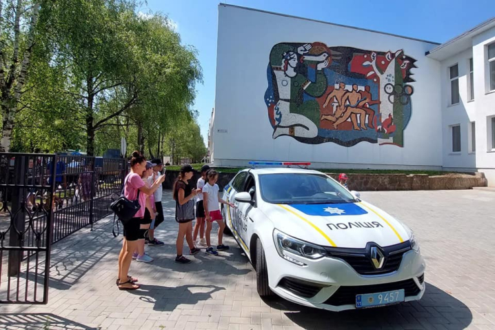 Відчули себе поліцейськими: у гуманітарному штабі провели свято для дітей Відчули себе поліцейськими: у гуманітарному штабі провели свято для дітей