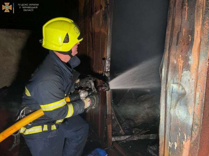 У Чернівцях на території автосервісу згоріли дві автівки У Чернівцях на території автосервісу згоріли дві автівки