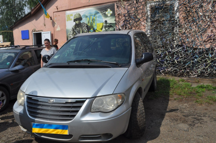 З Чернівців відправили на фронт три автівки для українських захисників