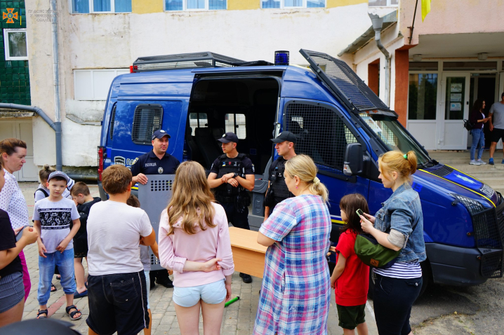 Буковинські рятувальники провели навчання для дітей-переселенців