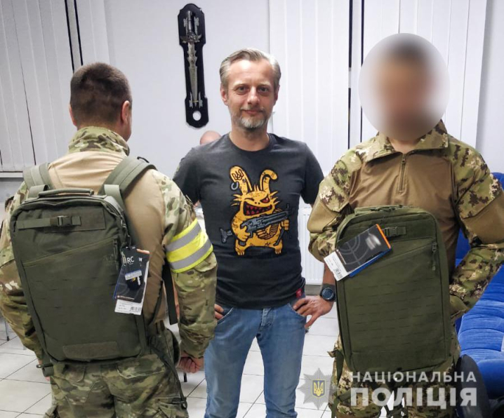 Буковинські поліцейські передали військовим позашляховик і гуманітарну допомогу для сиротинця на Миколаївщину