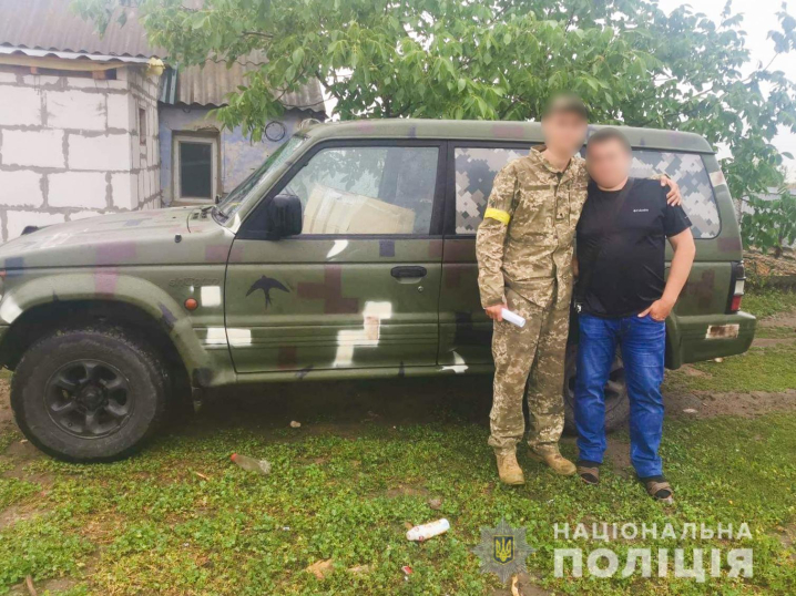 Буковинські поліцейські передали військовим позашляховик і гуманітарну допомогу для сиротинця на Миколаївщину