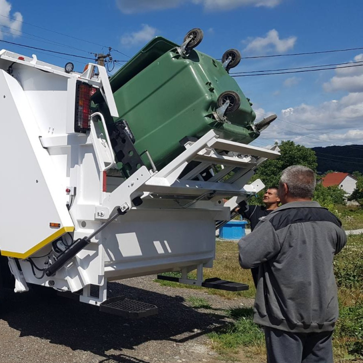 На Буковині Недобоївська громада отримала нову техніку для вивезення сміття