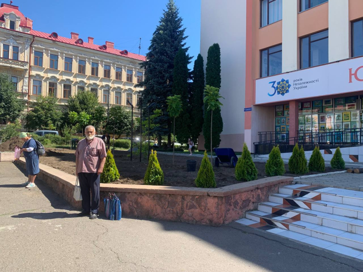 Для облаштування насаджень біля "Юності Буковини" чернівецька влада найняла приватну фірму Для облаштування насаджень біля "Юності Буковини" чернівецька влада найняла приватну фірму