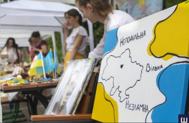 У Чернівцях відбувся благодійний ярмарок: організатори придбали "бандеромобіль"