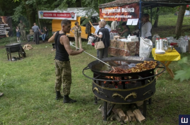 У Чернівцях відбувся благодійний ярмарок: організатори придбали "бандеромобіль"