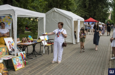 У Чернівцях відбувся благодійний ярмарок: організатори придбали "бандеромобіль"