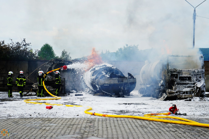 Згоріли три цистерни та травмувався водій: подробиці масштабної пожежі на АЗС у Чернівцях (ФОТО)
