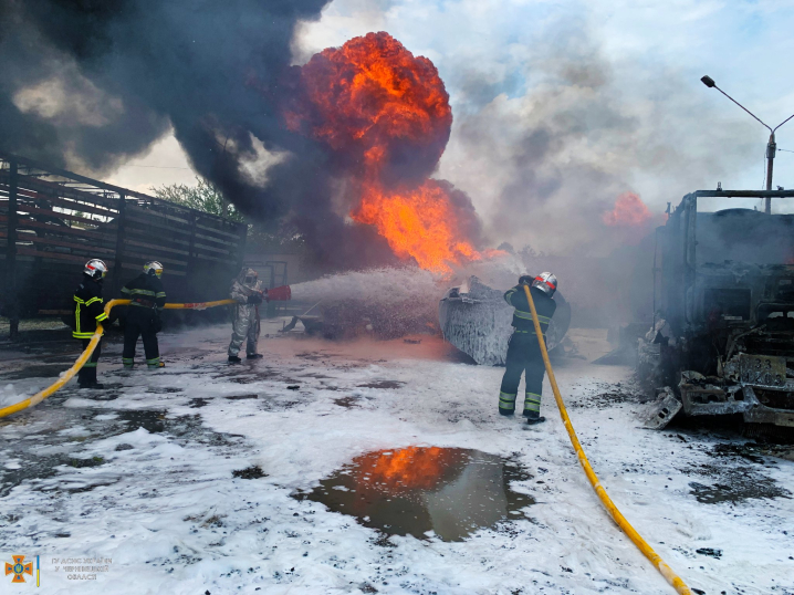 Згоріли три цистерни та травмувався водій: подробиці масштабної пожежі на АЗС у Чернівцях (ФОТО)