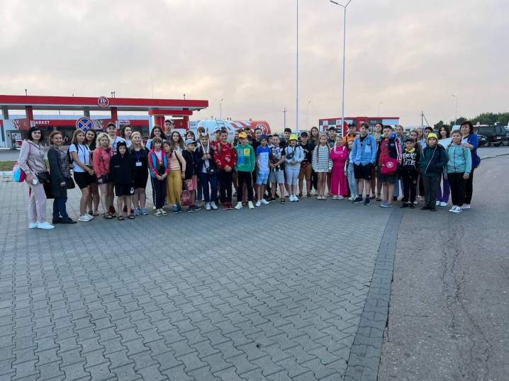 Пів сотні дітей з Чернівецької та Харківської областей повезли на морський відпочинок у Румунію