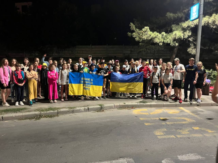 Пів сотні дітей з Чернівецької та Харківської областей повезли на морський відпочинок у Румунію