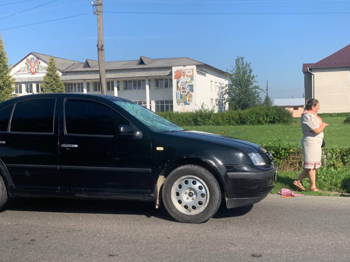 У Лукавцях на Вижничині трапилась ДТП: автомобіль збив велосипедистку