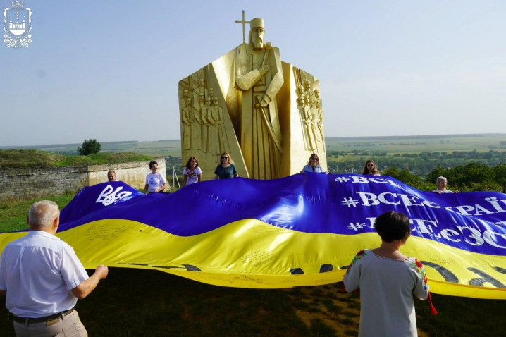 На підтримку ЗСУ: у Хотині розгорнули велетенський прапор