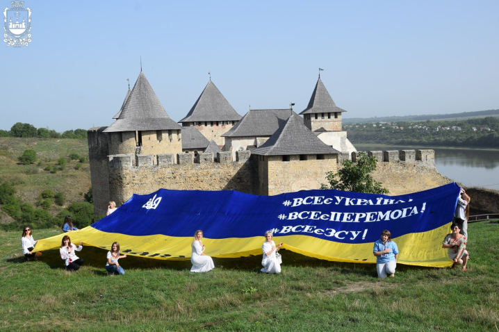 На підтримку ЗСУ: у Хотині розгорнули велетенський прапор