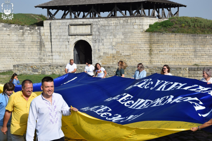 На підтримку ЗСУ: у Хотині розгорнули велетенський прапор