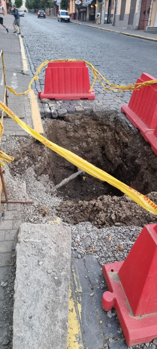 Заблокували виїзд з двору: у середмісті Чернівців газовики залишили не засипану яму