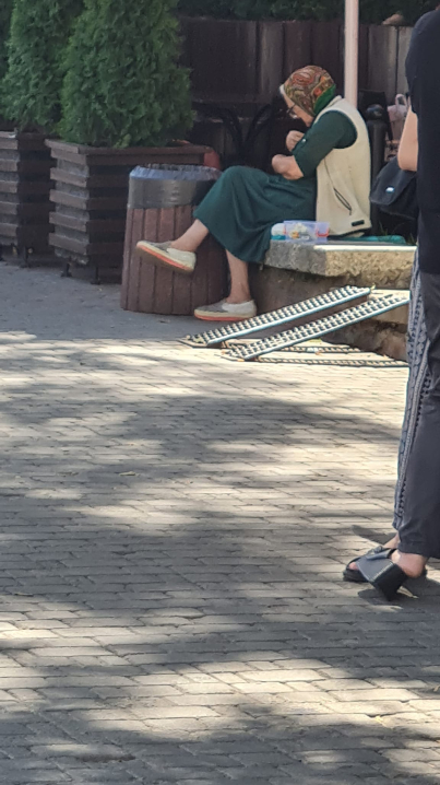 Отримує пенсію 2500, а тепер продає мило на вулиці. Щемлива історія літньої чернівчанки