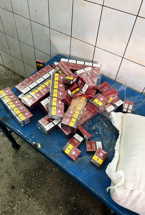 Приховав цигарки у мішках із зерном: на Буковині затримали громадянина Румунії