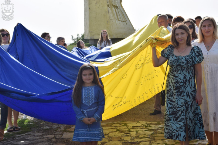 Місце, де творилася історія: у Хотинській фортеці розгорнули велетенський стяг України