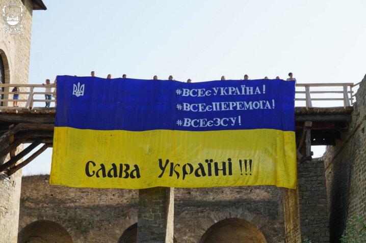 Місце, де творилася історія: у Хотинській фортеці розгорнули велетенський стяг України
