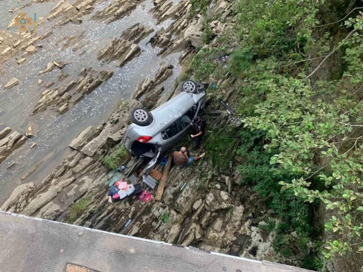 На Закарпатті сім'я на авто зірвалися із 10-метрової висоти у річку