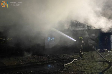 Намагався самостійно загасити вогонь: у пожежі на Буковині постраждав чоловік